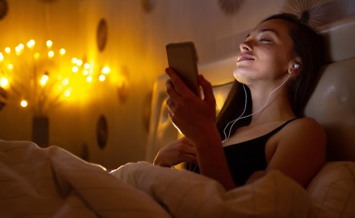 person looking at wave sleep app in bed
