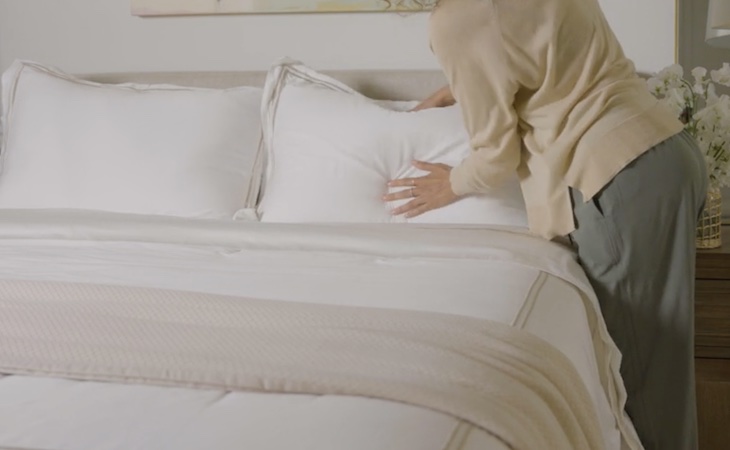 How to Fluff a Pillow: 3 Strategies That Work