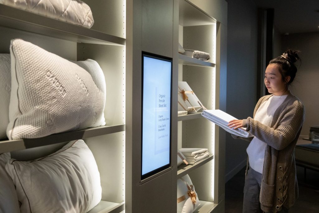 Samsung Display technology powers Saatvas Modern Retail Experience 3 1536x1024 1